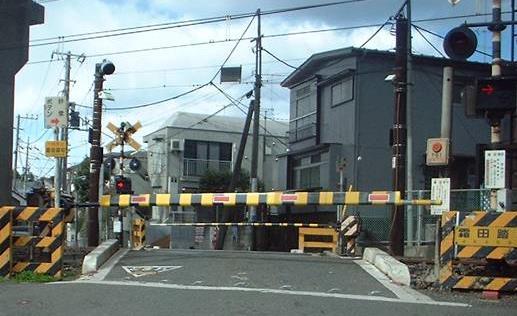 Classifications of level crossing in Japan Class 1, Level crossing Crossing gates are lowered to close road traffic for all passing trains.