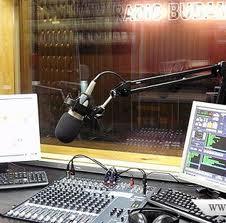 Веднаш по појавата на Македонското радио, во Македонија во почетокот на педесеттите години од минатиот век се јавија нови електронски медиуми.