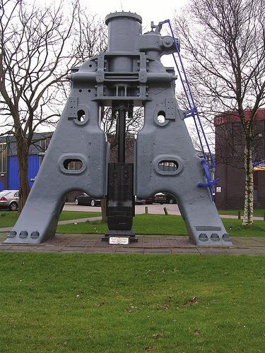 It was placed in the grounds of Bolton Institute of Technology (now the University of Bolton) in 1981 to commemorate Bolton s industrial heritage and illustrate the Institute s connection to