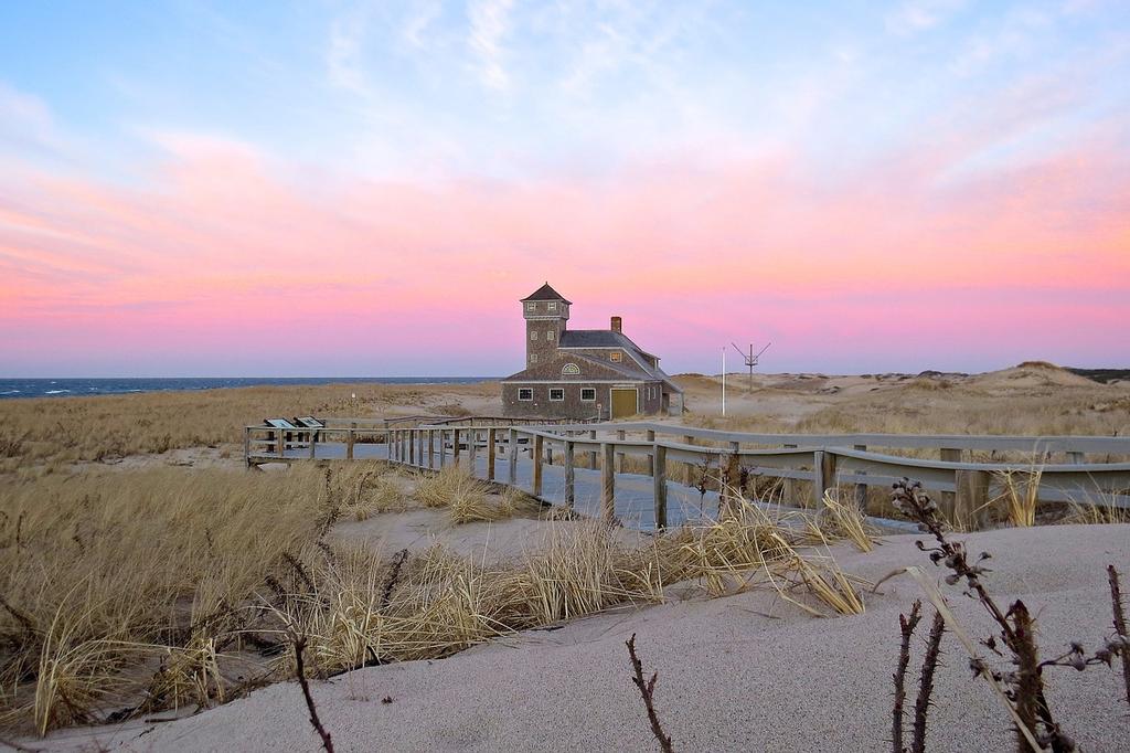 The Cream of The Cape Packages Available Spring, Summer and Fall 6 Days/5 Nights Visit Cape Cod where the Atlantic crashes on a coastline strewn with quaint harbors, windswept beaches, glorious dunes