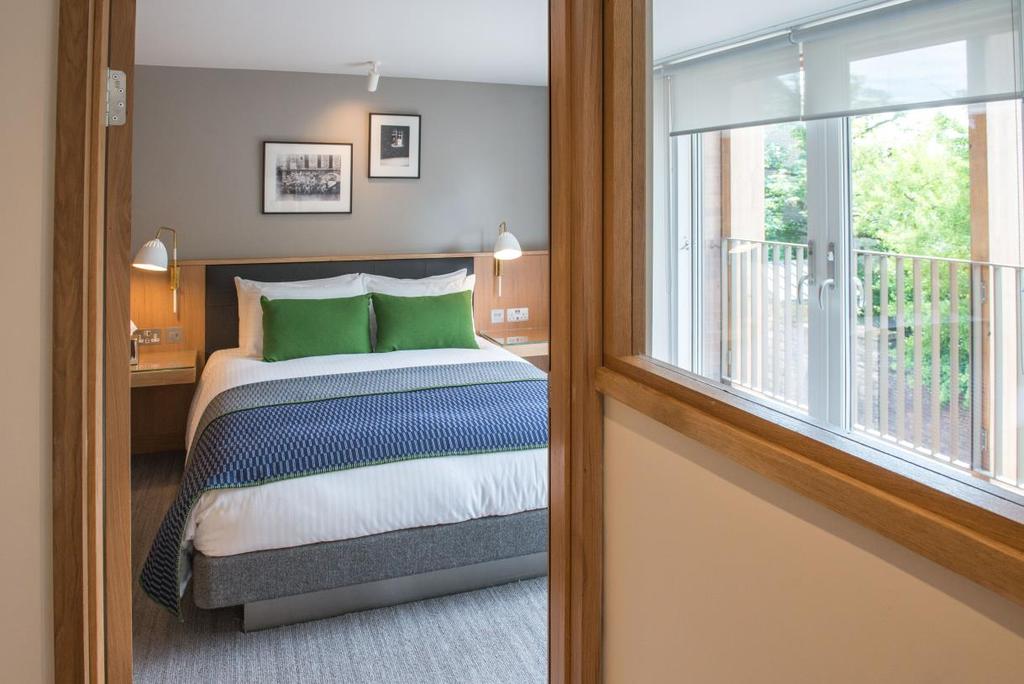 A C C O M M O D A T I O N West Court offers a range of luxury accommodation in the centre of Cambridge, available all year round.