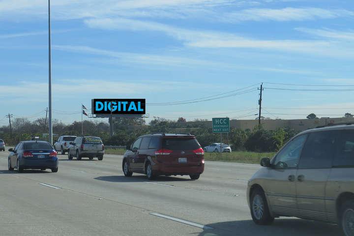 255 Display Dimensions: 14' x 48' Zip: 77029 Facing: W 18+ yrs 560,181 566,506 This highly visible digital bulletin is located on I-10 East Freeway just outside the I-610