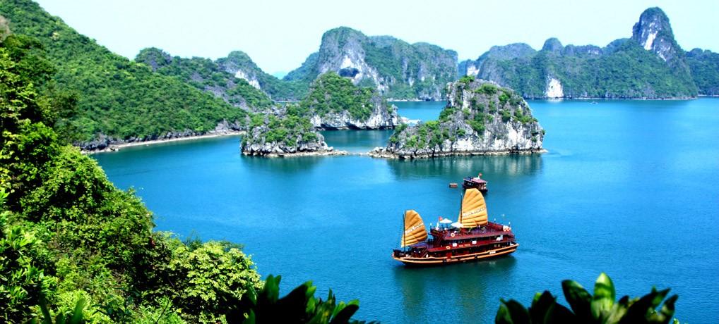 Tour Overview Encircling all the major attractions of Vietnam, this tours will gives you an insight of traditional Vietnamese culture and the natural world heritage.