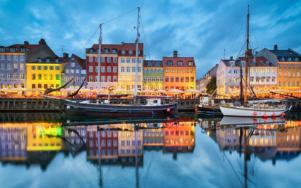 7. COPENHAGEN (DENMARK) Economic power and competitiveness (40% GDP, 85% foreign investment, 75 % employment) Sustainable City brand is a competitive advantage in promotion and marketing Ambitious