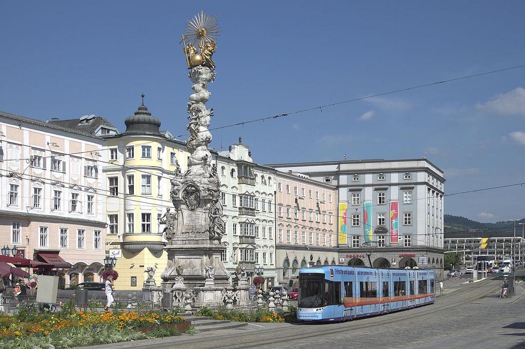 9. LINZ ( AUSTRIA) Industry and commerce supports the economic advantage of tourism Cultural development plan High quality of life for the local community improves the tourism image Smart city and