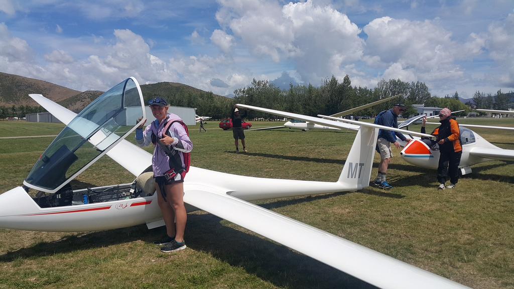 The hot weather was challenging for some however we all got up for long soaring flights utilizing Omarama s amazing conditions thermalling, ridge soaring and some of us lucky enough to get into the