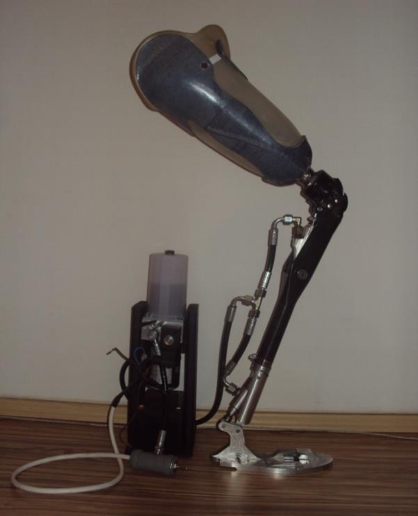 Kompjuterski 3D model proteze (a), fizički fokusirani prototip proteze (b) [45] Na Slici 1.21 prikazane su različite vrste prototipova protetskog stopala koji se razvija za novu protezu.