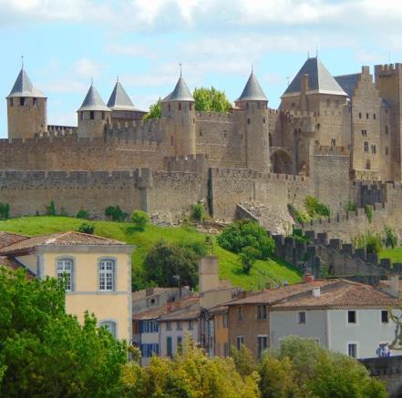 DAY BY DAY Day 3 : THE CANAL DU MIDI FROM CASTELNAUDARY TO CARCASSONNE B&B / 2* hotel You set off along the banks of the Grand Bassin de Castelnaudary, a small lake at the foot of the town.
