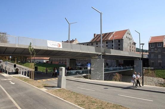 Info kotiček: Infrastrukturni projekti, ki povečujejo promet v središču Ljubljane Mestna občina Ljubljana želi zmanjšati obseg prometa v mestnem središču, da bi se odpravili prometni zastoji in