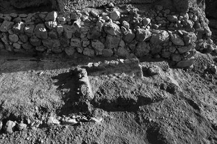 738 l. Nigro H. Taha Sc. Ant. Fig. 12. Area E: ephemeral rectangular unit built in between the retaining wall and the main MB II (1800-1650 BC) stone wall, from south. Fig. 13.