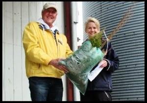 Above RIGHT: David Grant hands over a custom seedling order to an excited participant!