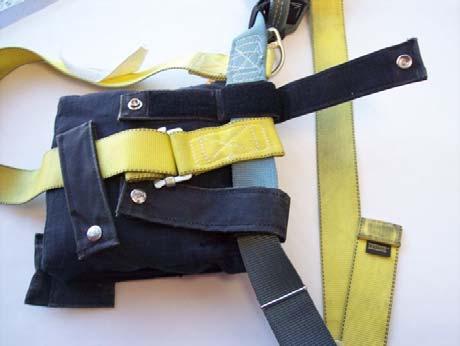 2 Slide the PSS D ring back to the point where the harness handle is attached to the waist band.