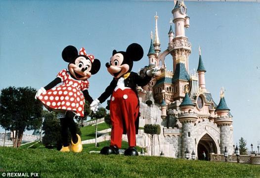 09.30hrs Coach arrives at Pluto Gate, Disneyland Paris Meet your Disney