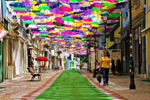 Slika 5. Ulica kišobrana u Portugalu Izvor: http://crtanionline.