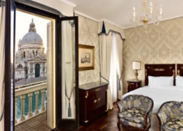 Venice: classic decorations with a modern touch,