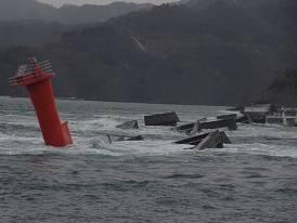9 Tsunami debris in Kamaishi An offshore breakwater installed in the mouth of the Kamaishi Bay, which protected residential and industrial area in the bay together with seawalls along costal lines