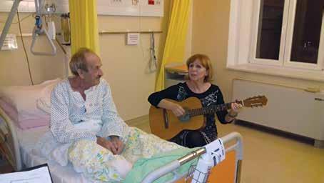 Onkološkem inštitutu Jolanda Ravnikar, ki je na božični večer več ur pacientom na vseh oddelkih s pesmijo skušala vsaj za nekaj trenutkov polepšati večer.