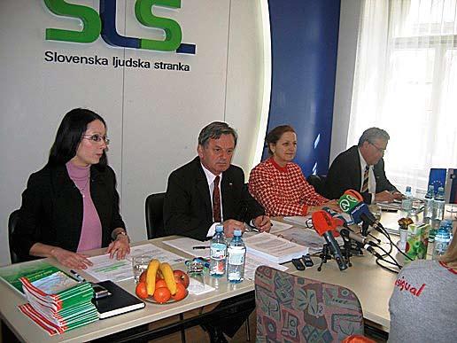 10 Stališče poslanske skupine SLS o Predlogu zakona o lastninskem preoblikovanju nenominiranega kapitala zavarovalnic Slovenska ljudska stranka (SLS) izraža zadovoljstvo, da se je na osnovi njenih