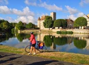 We stay overnight in Moret-sur-Loing, a charming medieval fortified town, strategically situated on the banks of the Loing, where painter Sisley found inspiration for his beautiful impressionist