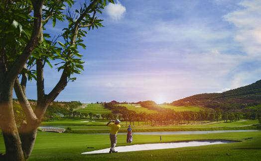 IGM Worldwide đã thiết kế sân golf này sử dụng quang cảnh tự nhiên với chiều dài bãi biển 800 m và bao gồm cả thung lũng.