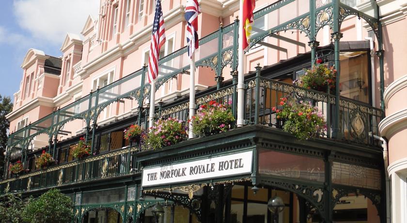 NORFOLK HOTEL Previously the home of the Duke of Norfolk, this recently renovated hotel is centrally located in the heart of the town and within steps from the sandy beaches.