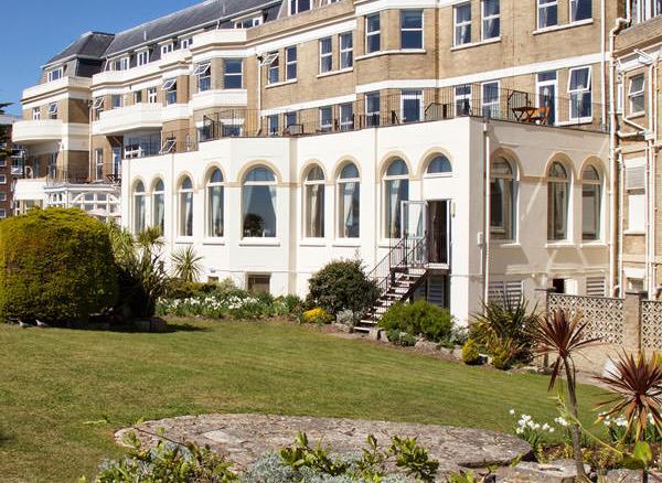HALLMARK HOTEL BOURNEMOUTH CARLTON This 4-star luxury hotel is set high on Bournemouth's East Cliff offers beautiful sea views, gardens and a modern leisure centre.