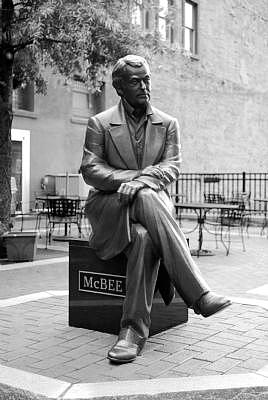 Arts & Entertainment / 97 Statues that honor Greenville s finest residents.