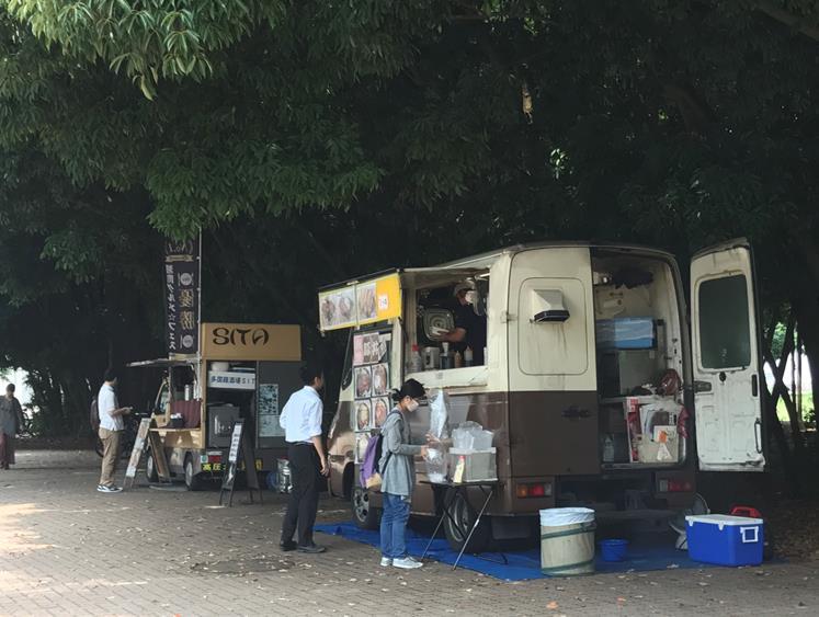 On the weekdays, you can also find mobile food stalls during lunch time in front of main library