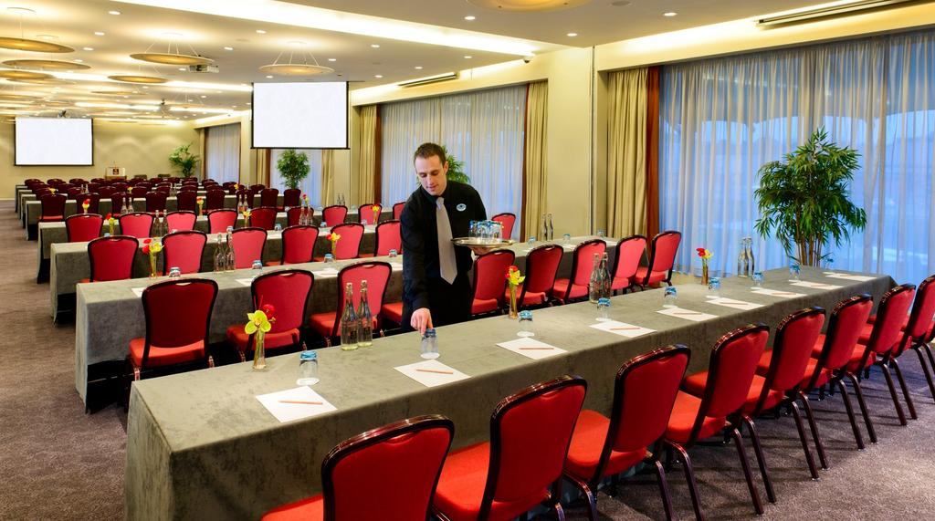 MEETINGS MADE SIMPLE The details of your agenda are taken care of with ease at Clayton Hotel Cork City.