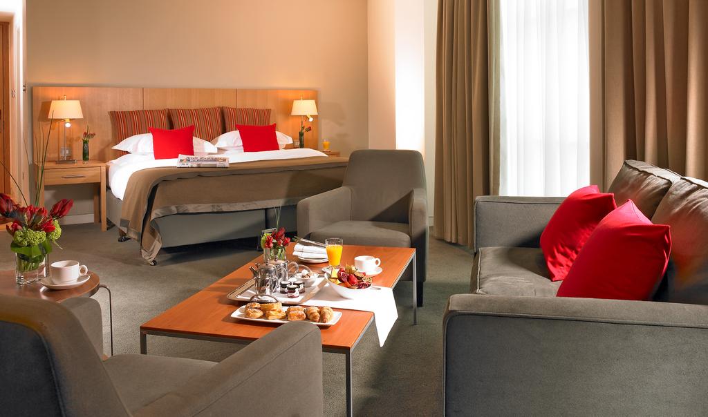 A C C O M M O D AT I O N Clayton Hotel Cork City offers 201 contemporary and modern guest rooms.