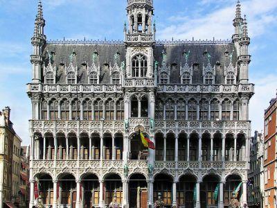 The square is the most important tourist destination and most memorable landmark in Brussels. Every two years in August, an enormous "flower carpet" is set up in the Grand Place for a few days.
