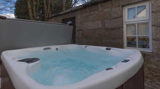 Aberdeenshire SLEEPS 22-24 Hot Tub Table tennis and games room Lovely large family area with bar