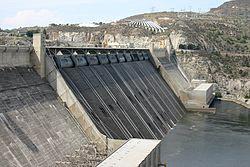 Hidroenergija sloj nepropustan, onda voda izlazi na nizvodnoj strani kao izvor, koji se uklanja postavljanjem drenaža.