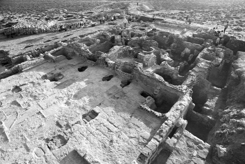 The first task was to finish the excavation of the baths. The western courtyard (F6), which was excavated partly in 2001, had to be cleared completely. It turned out to measure 14.72 by 13.