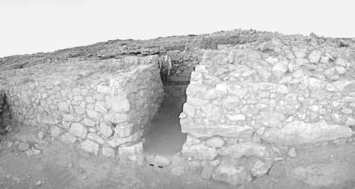 This construction extended up as far as the level of the gate lintel (ca. 2.3m. above ground surface), above which mud-brick was used.