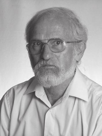 246 O autoroch Milan Lapin vyštudoval odbor fyzika, špecializáciu meteorológia a klimatológia na Prírodovedeckej fakulte Univerzity Komenského v Bratislave v roku 1971.