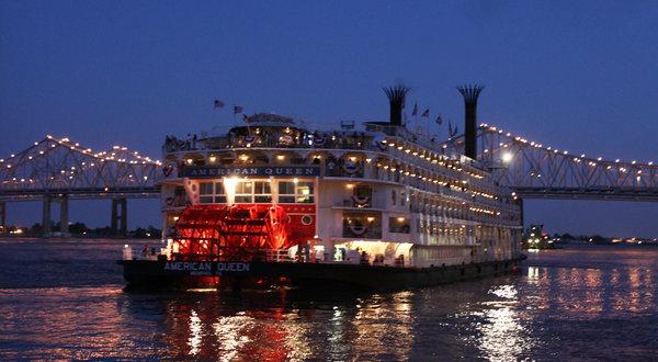 The live Jazz performance on the steamboat will make you an unforgettable trip.
