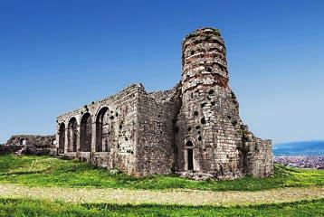 Its most impressive site is Rozafa Castle, a fortress dating back to the town s earliest beginnings with underground stairways, tunnels and vaults.