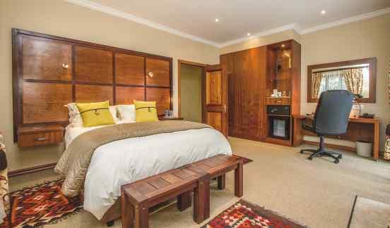Johannesburg 5 STAR HOTEL IN CENTRAL SANDTON Tladi Lodge Hotel is centrally located for easy access to tourist attractions and activities.