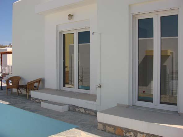 The garden is approximately 250m2 with a pool of 18m2 and private parking area.