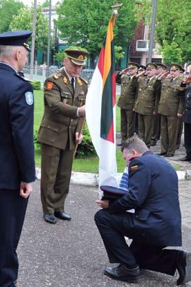 Naujasis KOP vadas brg. gen. E. Mažeikis bučiuoja kariuomenės vado gen. mjr. Arvydo Pociaus laikomą KOP vėliavą. 2011 05 17 * * * 1919 m. kovo 12 d.