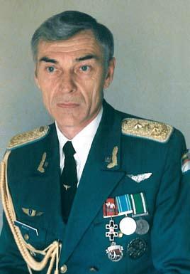 Pirmo rango karo lakūnas, orlaivio vadas, Plieno Sparnų kavalierius plk. Stasys Murza (su 1997 m. pavyzdžio kasdienine-paradine uniforma). 1998 m.
