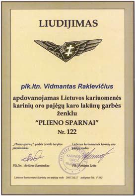 Apdovanojimo Plieno Sparnų garbės ženklu pažymėjimas. 2007 m. zimieras Maskoliūnas ir KOP štabo archyvaras Algirdas Gamziukas.