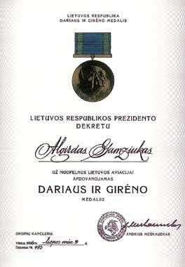 Respublikos Prezidento dekreto apie apdovanojimą Dariaus ir Girėno medaliu išrašas. 1996 m. Valstybinio apdovanojimo Dariaus ir Girėno medalio liudijimas. 1996 m. kalykla.