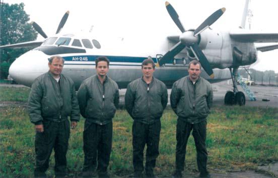 Iš Antrosios aviacijos bazės į S. Dariaus ir S. Girėno aerodromą lėktuvą An-24B atskraidinusi įgula.