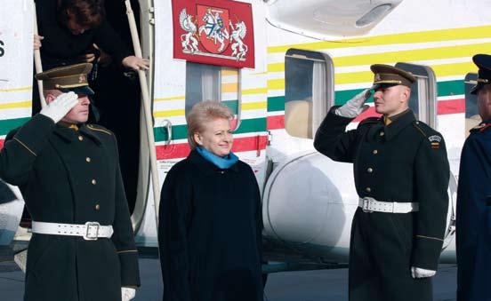 Respublikos Prezidentė Dalia Grybauskaitė po kelionės sraigtasparniu Mi-8PS 2006 m. liepos 25 d.