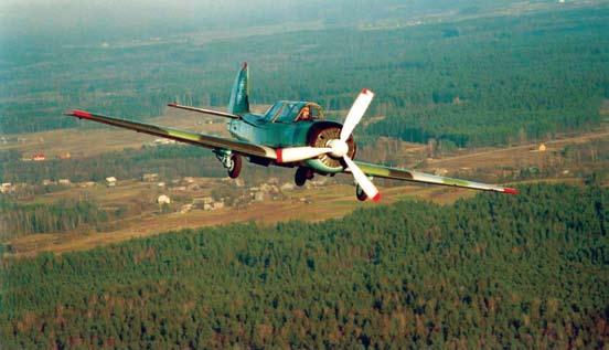 Skrenda treniruočių akrobatinis lėktuvas Jak-52 su trimenčiu propeleriu. 2003 m. lėktuvų eskadrilės vykdomos užduotys, ar racionaliai panaudojamas KAS personalas, infrastruktūra bei lėšos. 2005 m.