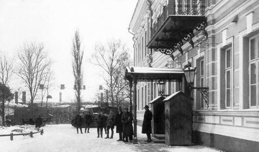 Krašto apsaugos ministerijos rūmų kiemas 1926 m. gruodžio mėn. valstybinio perversmo dienomis 26 28 dienomis, dalyvaujant Antantės atstovui Prancūzijos plk.