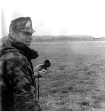 Stasys Murza (1946 12 25 2011 10 11) vadovauja treniruočių skraidymams. Pociūnai, 1992 m.