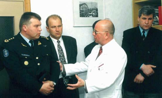 Santariškių universitetinių klinikų vadovas Antanas Vinkus su KAM ir KOP vadovais. 2001 m. tasparnio.